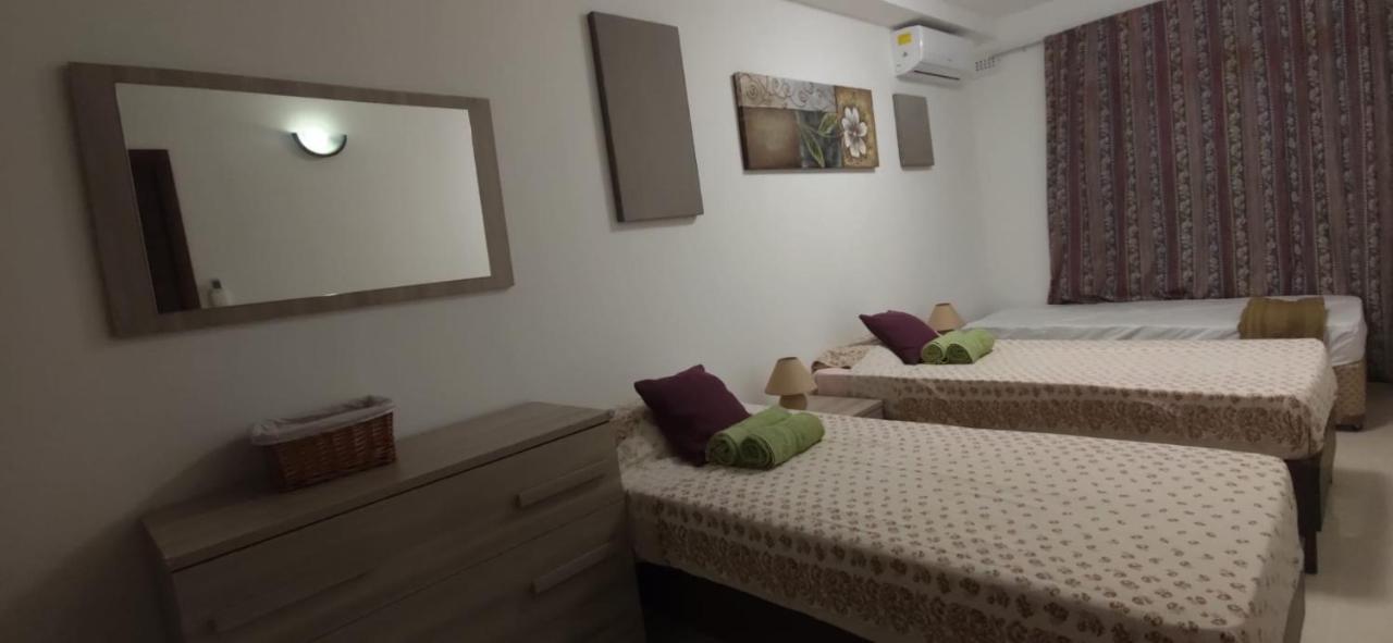 Aquamarine Sea Front Apartments - Elevated Ground Floor With Balcony And Yard Marsaskala Kültér fotó
